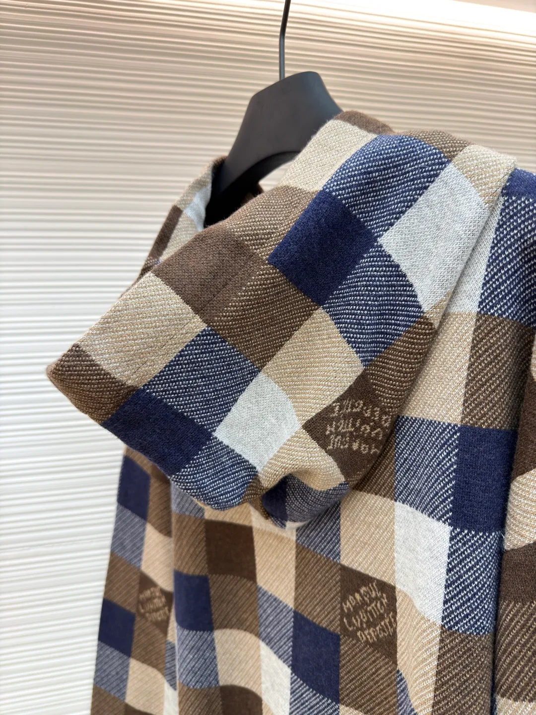 LOUIS VUITTON colorful plaid woolen sweatshirt ●Original version: purchased and developed for 24400 ●Item number: 1680883-C55 ●Fabric: wool blended fabric ●Technology: jacquard production ●Version: fitted version ●Weight: about 835 grams ●Size: XS-S-M-L ●Description: The yarn is made of [2/48 wool blended yarn], which is combined and matched with [four color fabric pieces]. This fabric piece uses [14-needle computer machine], each [weaving piece takes 280 minutes], the whole piece [four-color sesame bottom jacquard], prone to missing stitches; [hand stitching] uses [20 needles] Seam], the whole piece is composed of [7 pieces + 4 fences], the front and rear shirt legs are [double-sewn separately], the hat bones and collar bones are all wrapped with [small cylinders], and all the grids need to be in the right color, which increases the difficulty and time of sewing; the hat rope pendant needs to be [purely hand-made], which increases the time for finishing the tail. The overall wiring is straight and delicate, the fabric is comfortable and soft, and the color is consistent without color difference. It can be matched with the same style to create a fashionable look and control various occasions. Customized accessories, complete with three standards, same style for men and women!